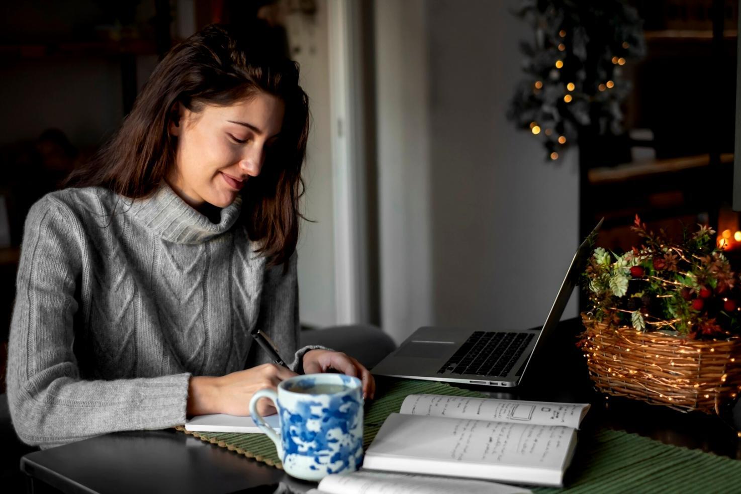 Couple analysant leurs documents financiers